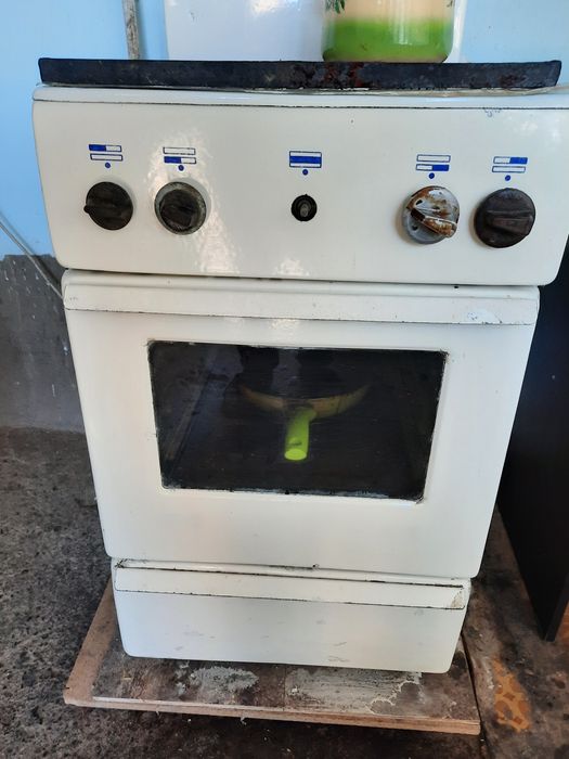 Gaz plita sotiladi srochno