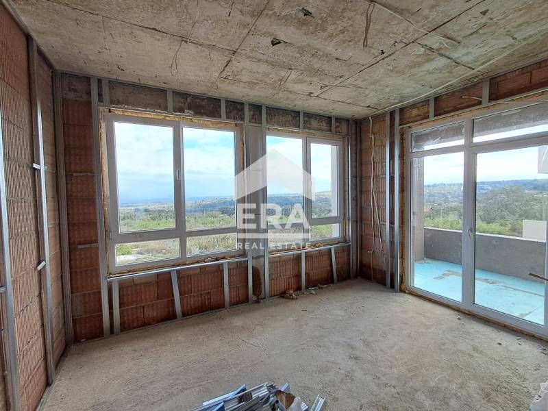 Двуетажна новострояща се къща за продажба, с 4 спални и голяма дневна,