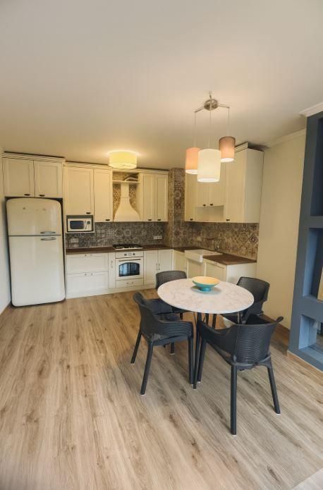 Дава се под наем Тристаен апартамент в Варна, м-т Траката - 100 кв.м за 650 € - Снимка #1