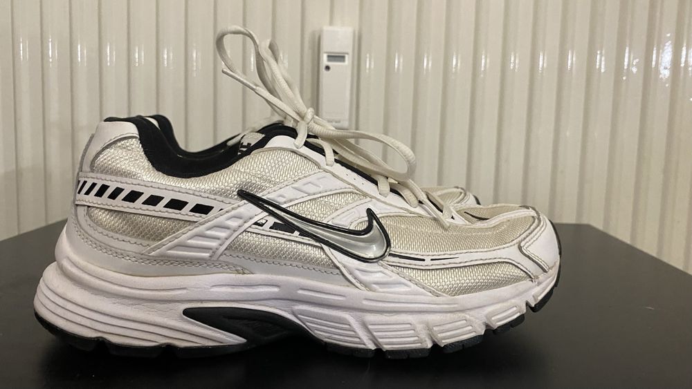 Обувки NIKE initiator