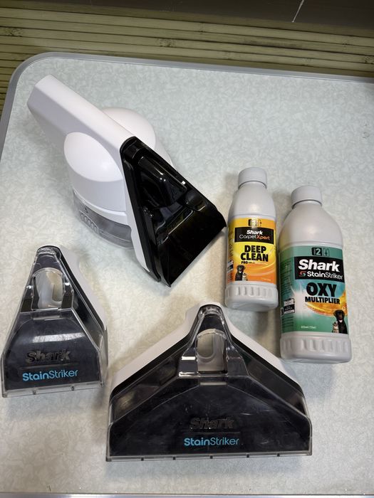 Преносима прахосмукачка за килими и тапицерии Shark StainStriker