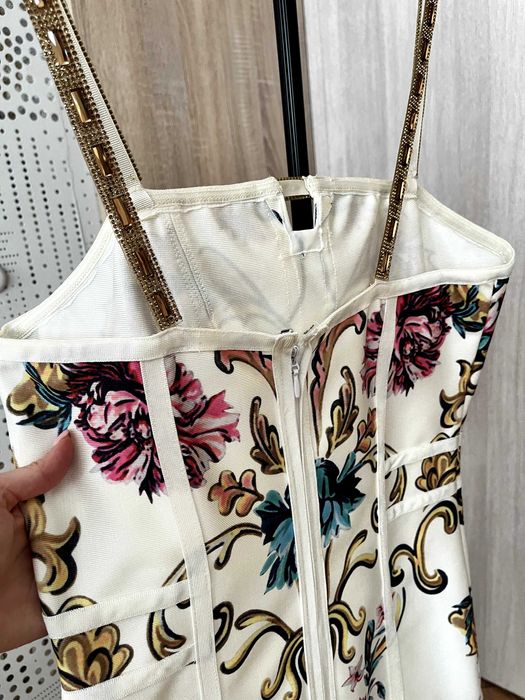 Барок рокля със златни орнаменти