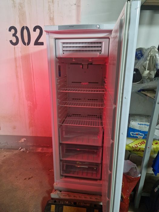 Продам вертикальный морозильник