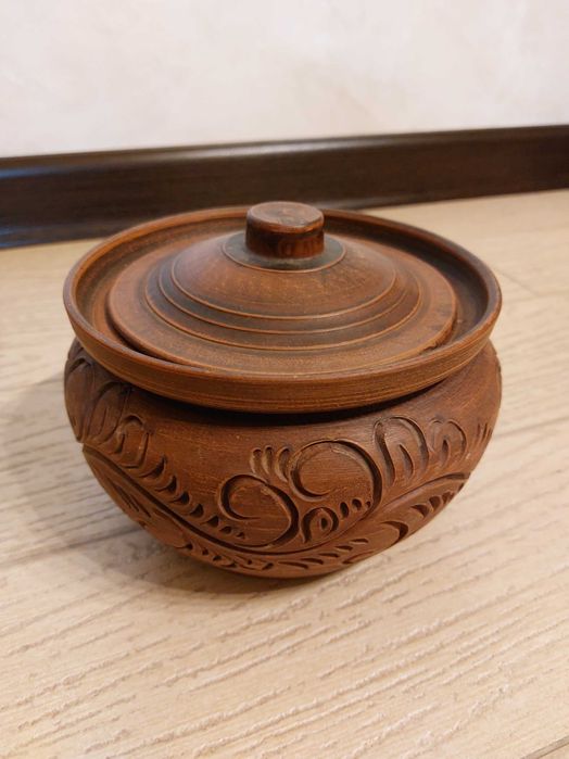 Продам  глиняную жаровню с крышкой