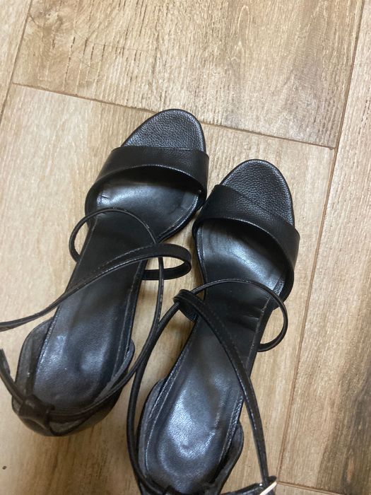 Черни кожени токчета