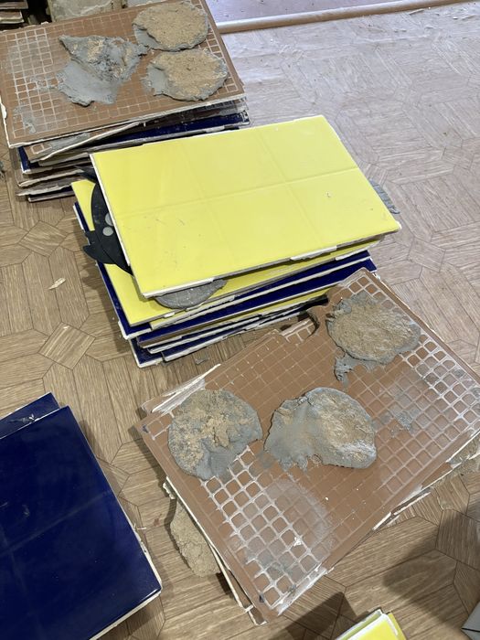 Отдам бесплатно кафель б/ у срочно