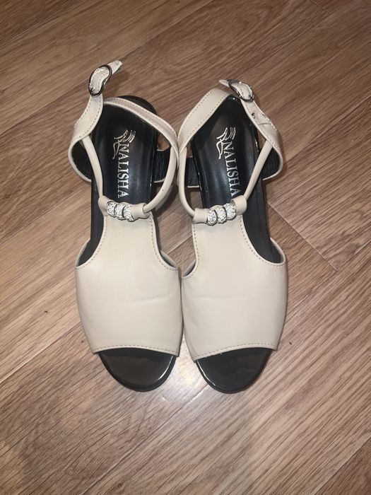 Отдам за шоколадку босоножки