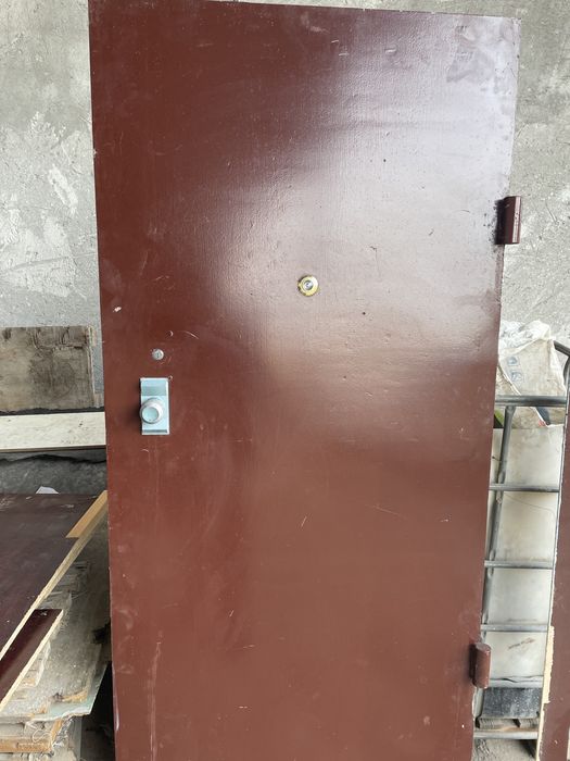 Железный ворота и дверь