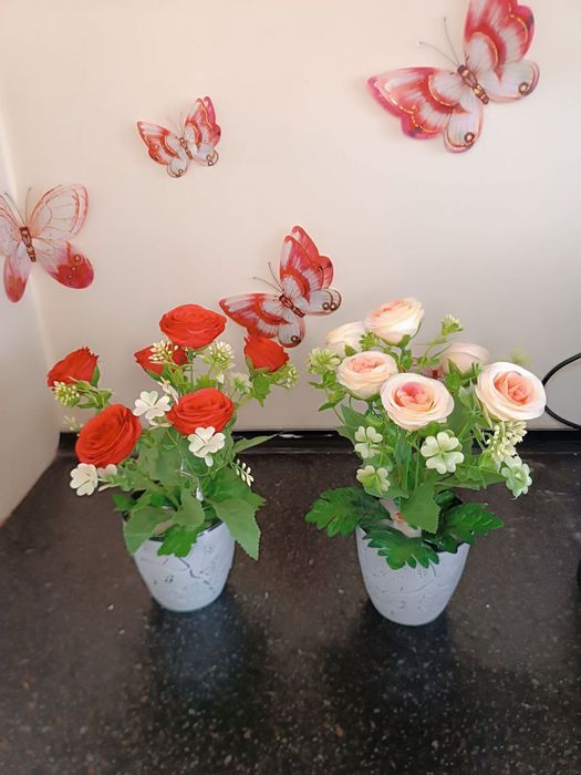 Chiroyli suniy gullar.