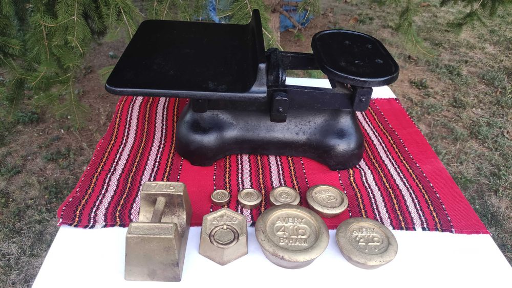 Рядко срещана стара английска чугунена везна с комплект тежести