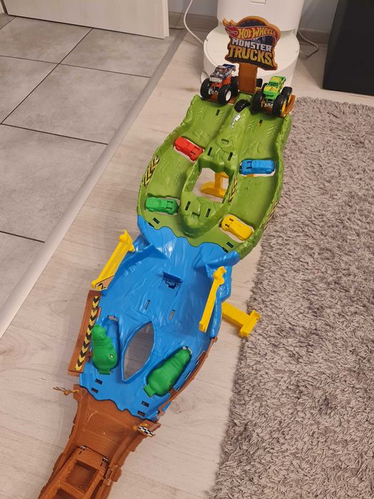 Хот Уийлс писта Разбиващо състезание