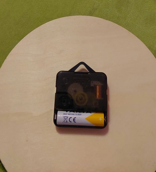 Уникален ръчно изработен дървен стенен часовник