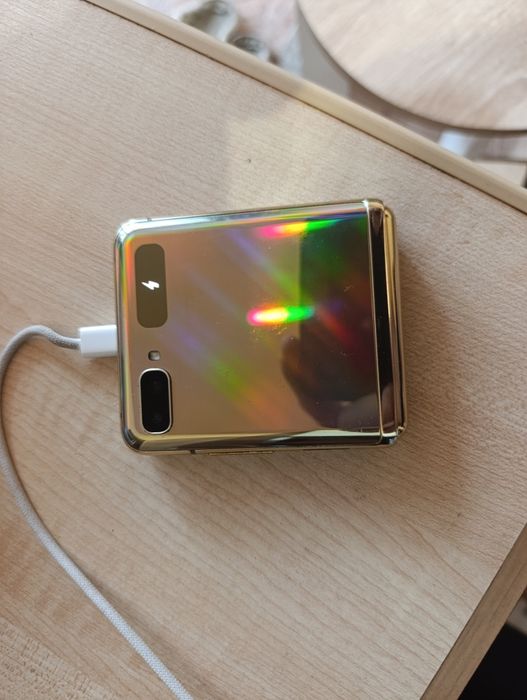 Телефон Samsung Galaxy Z Flip