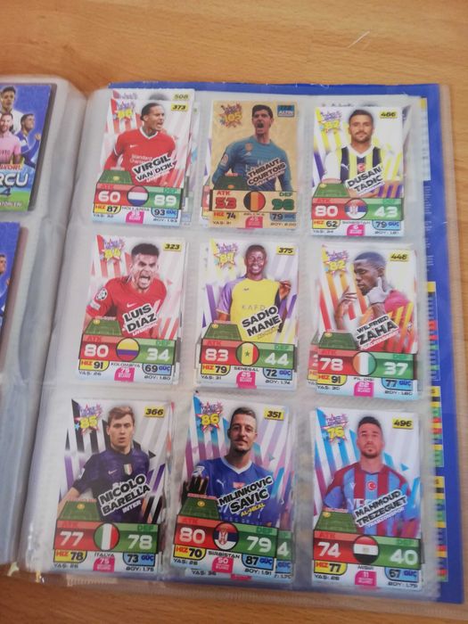 Продавам албум с футболни карти