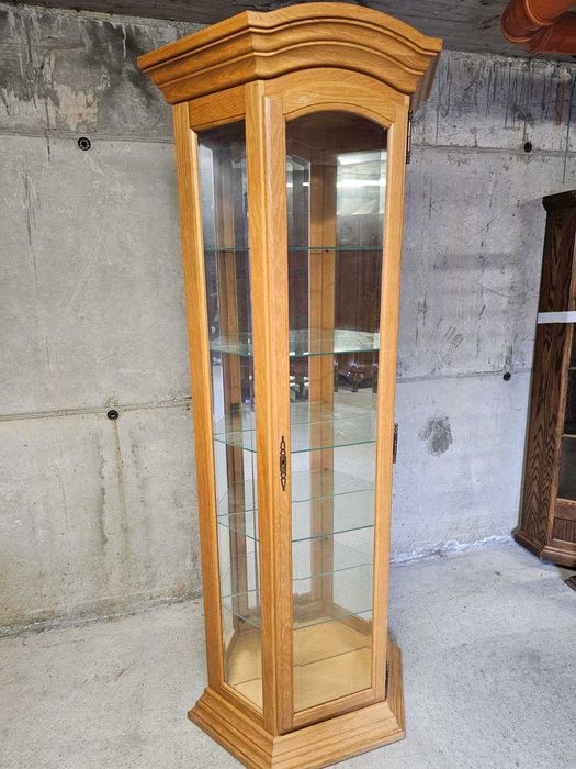 Витрина с кристални стъкла в стил Рустик