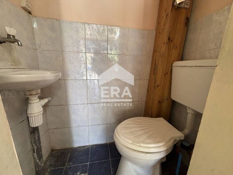 Продава се Магазин в Долни чифлик - 14 кв.м за 2500 €/кв.м - Снимка #2