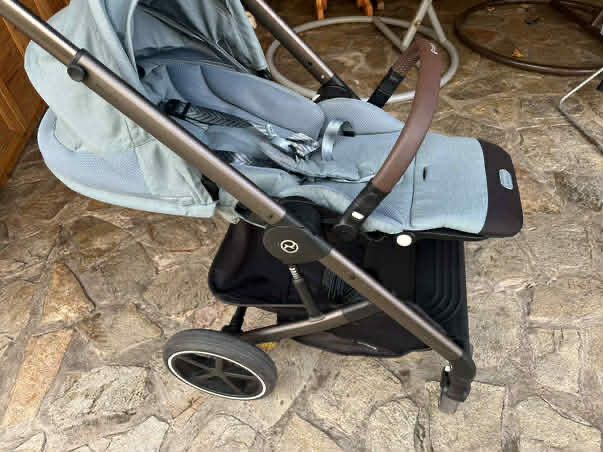 Много е запазенс Cybex детска количка в отлично състояние)