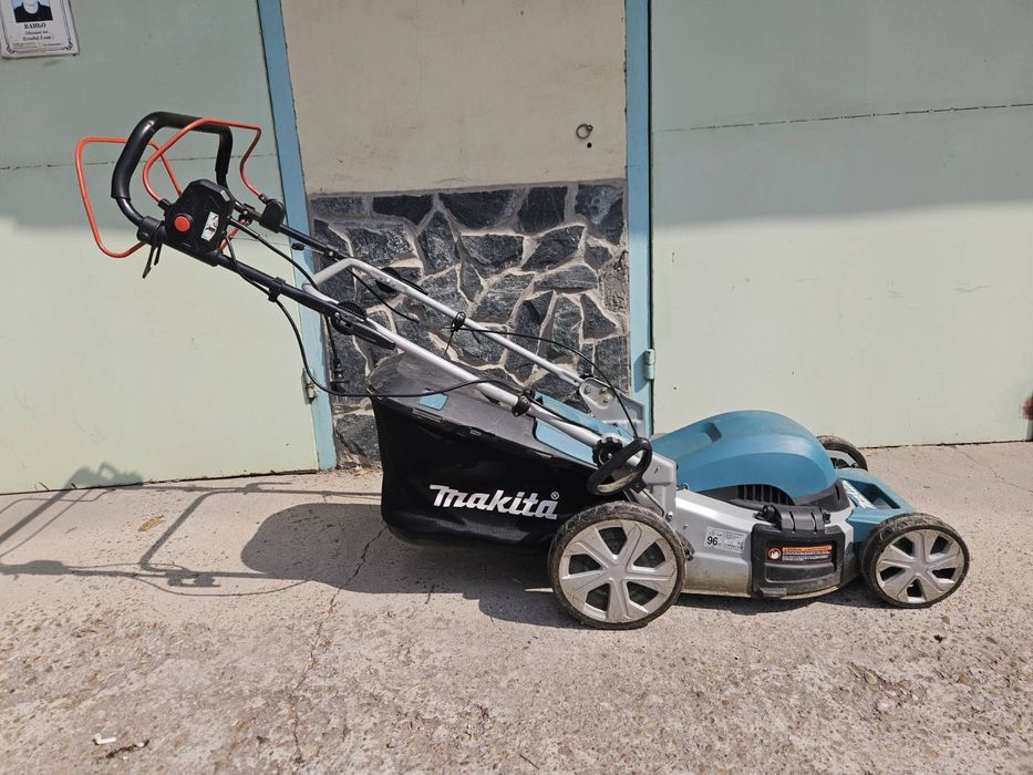 Електрическа косачка Makita