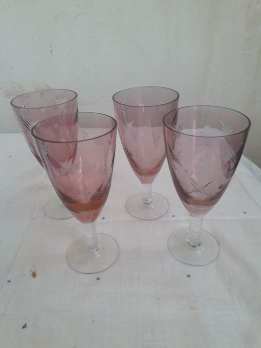 Стеклянные вазы  и рюмки,фужеры.