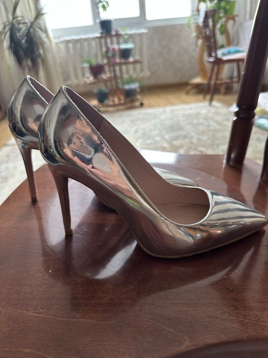 Продам женские  нарядные туфли в отличном состоянии