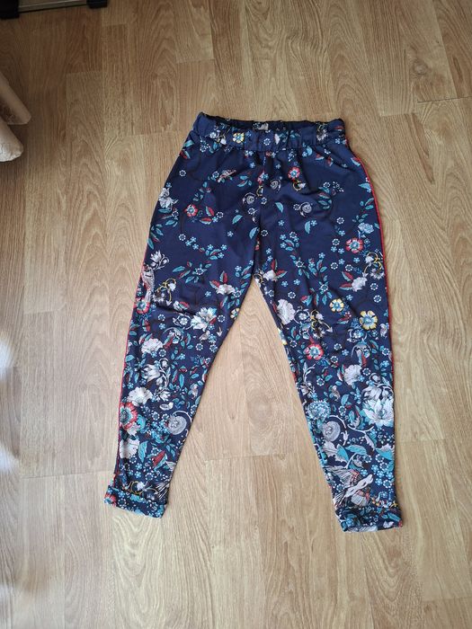 Șalvari Pull&Bear-model floral
