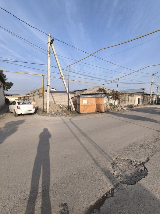 Дом 3 комнаты. Участок земли угловой вдоль дороги. Махалля ТАШКЕНТ