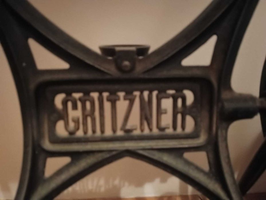 Старинна крачна шевна машина Gritzner "R"