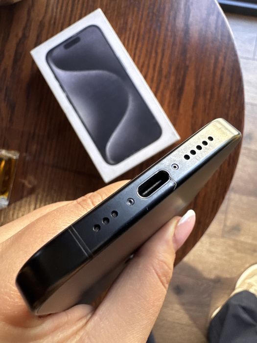 Iphone 15 pro (black titanium)
