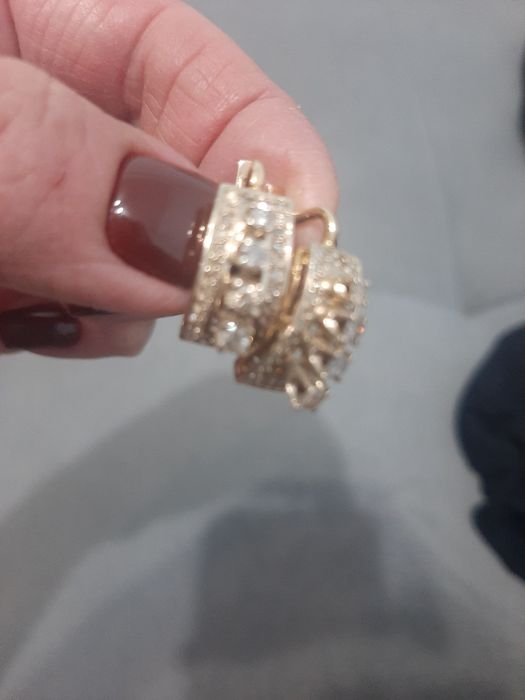 Продам золотые серьги с бриллиантами