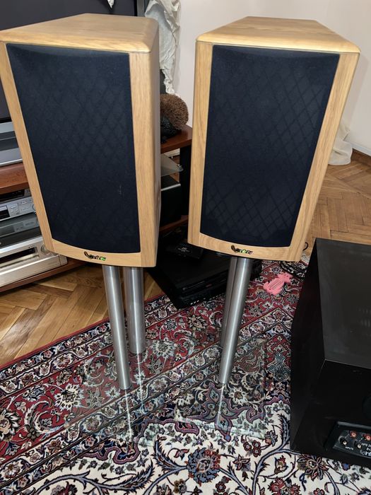 Домашний кинотеатр в комплекте.