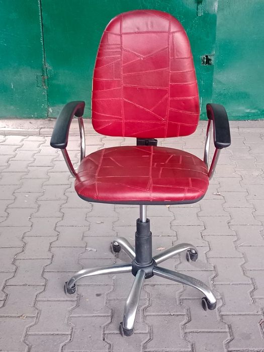 Продам кресло красное