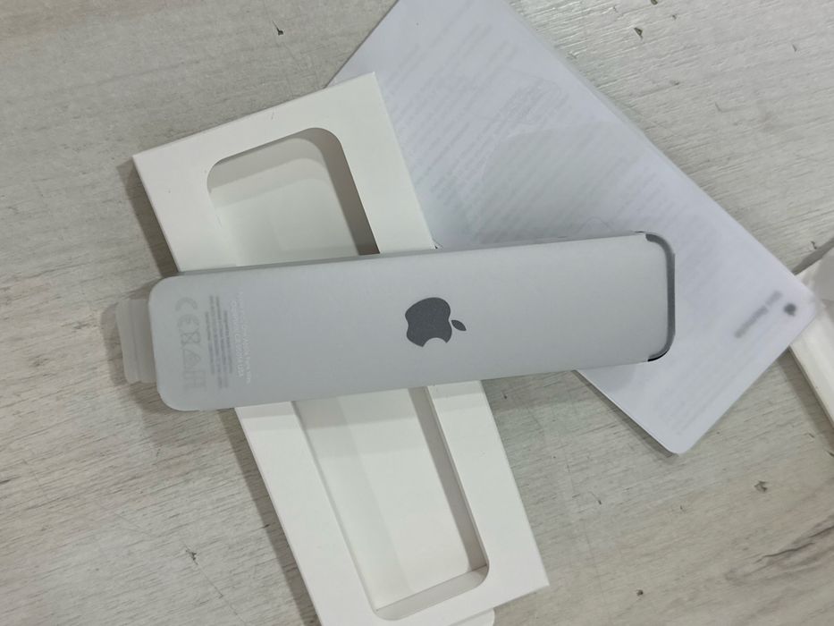 Telecomanda Siri Remote, Apple, 3rd Generation, USB-C, pentru Apple TV Model A2854, argintiu/negru , noua , nefolosita !