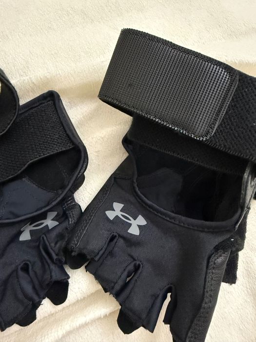 Перчатки для спорта Under Armour