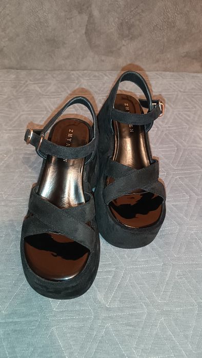 Летние черные босоножки на платформе