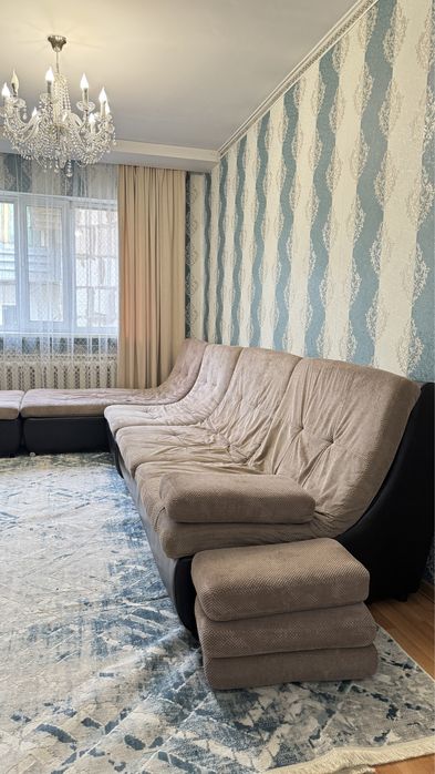 Коричневый диван