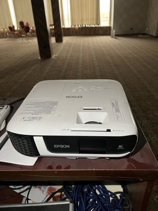 Проектор Epson EB-FH 52.  + экраны