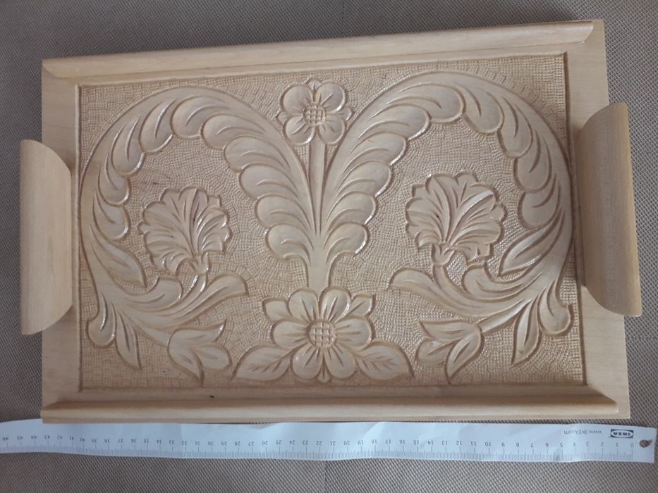 Tava sculptata din lemn masiv.