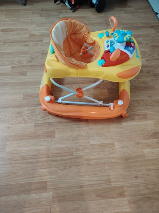 Premergator 2 in 1 Bertoni cu lumini si jucarii muzicale, Portocaliu, foarte putin utilizat