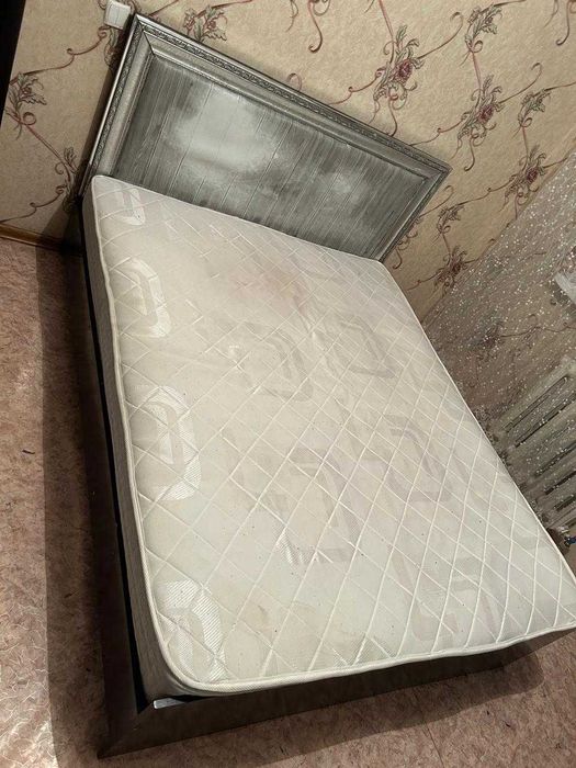 Двуспальная кровать