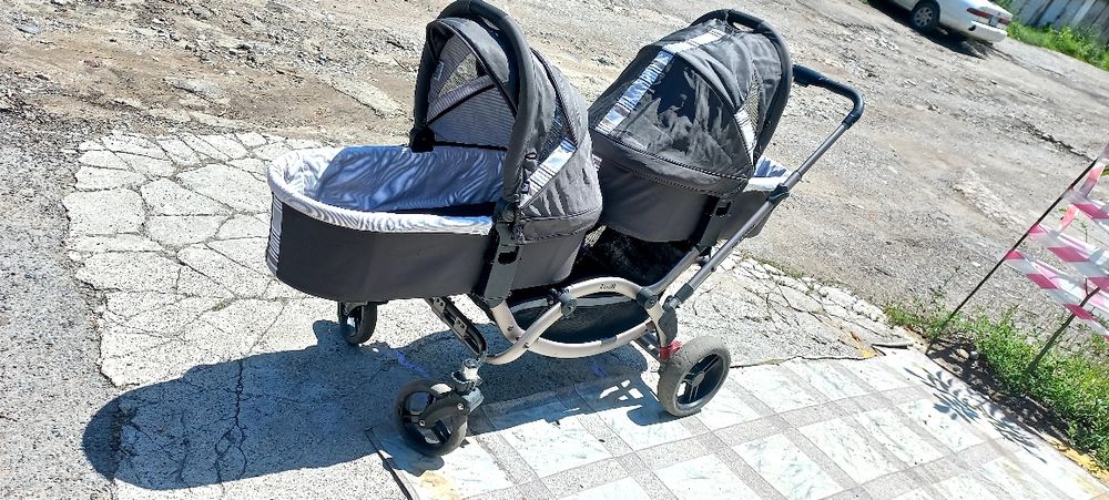 Детская коляска для двойняшек.