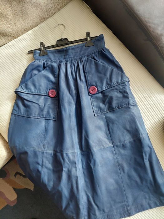 Синя кожена пола