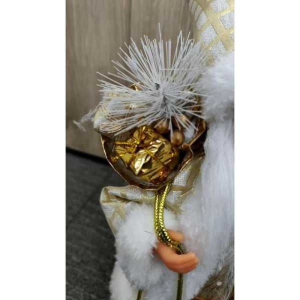 Елегантен златист Дядо Коледа с дълго пухкаво палто и жезъл