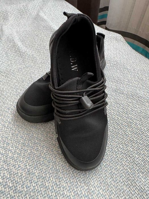 Детская обувь 34 размера, длина подошвы 23,5 см.