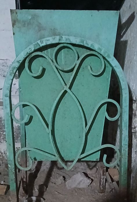 Металлическая уличная  урна.