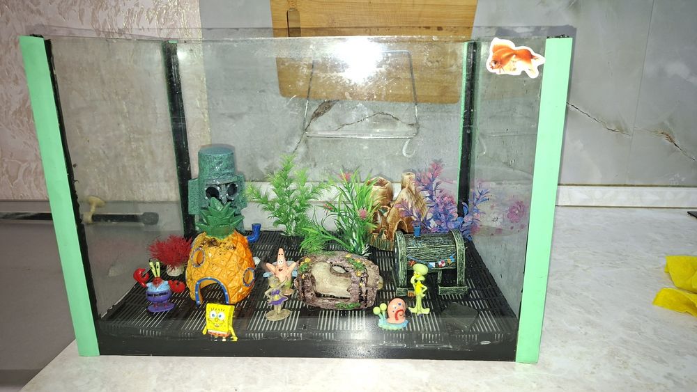 Продам аквариум с игрушками