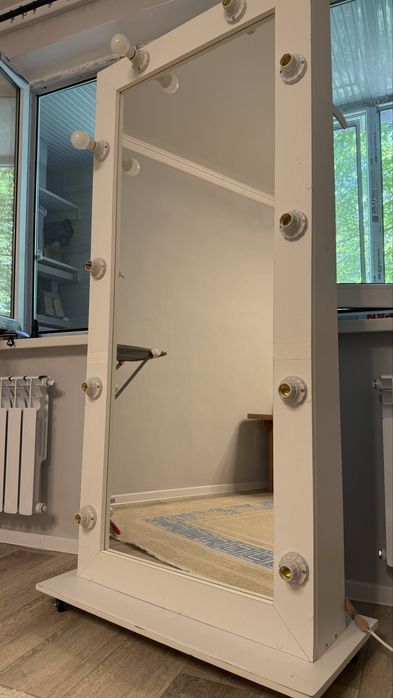 Зеркало с лампочками