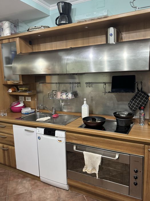 Кухня из дерева с техникой