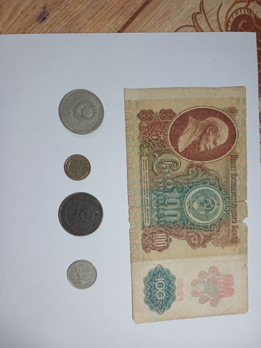 Разно образные монеты.