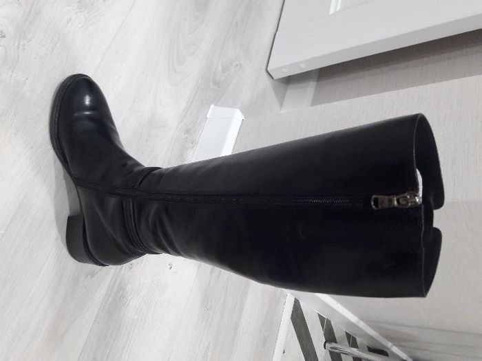 Продам женские кожаные сапоги