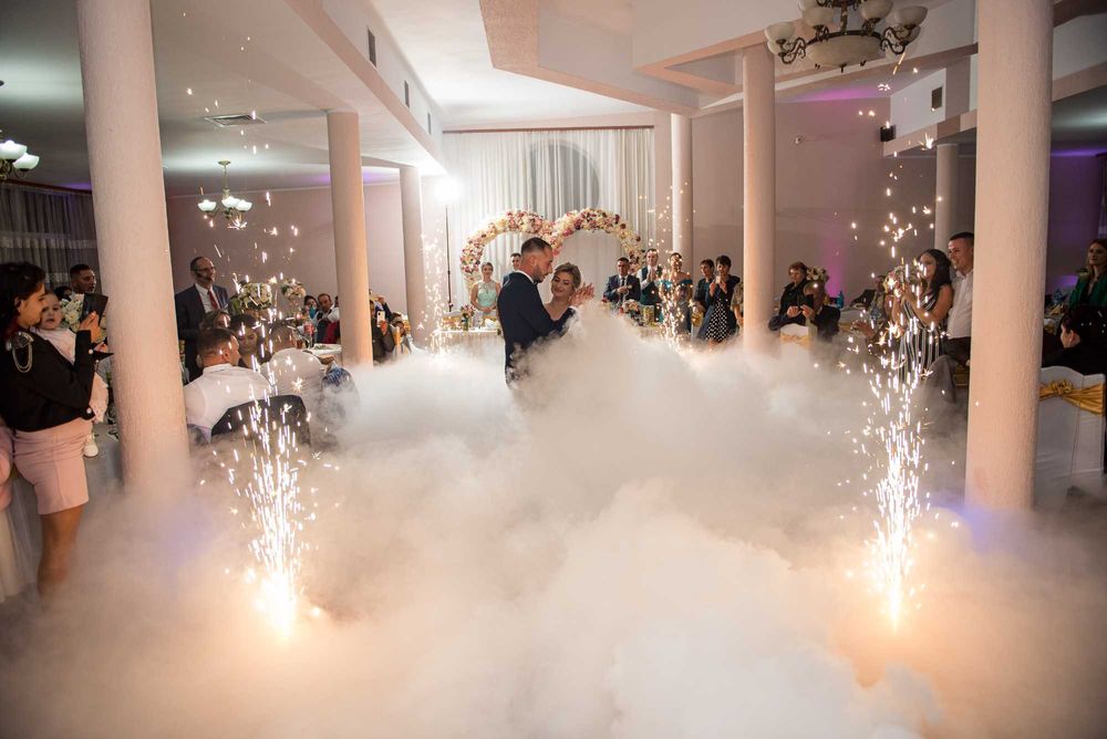 Matteo nunta Medias: lumini,ceata carbonica, baloane cu fum etc.